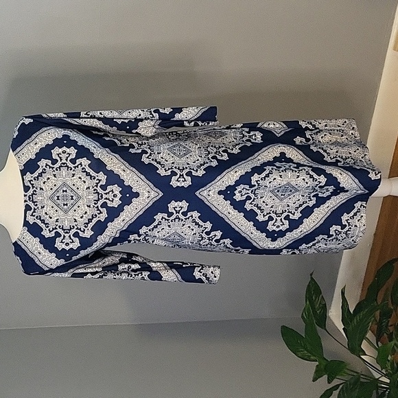 Haani Dresses & Skirts - Haani Stretchy Blue & White Back Darts 3/4 Sleeve Pullover Shift Dress - Size M